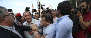 O secretário-geral do PSD, José Matos Rosa, viu-se envolvido na confusão, ao tentar separar os envolvidos na cena de pancada, que durou breves momentos.